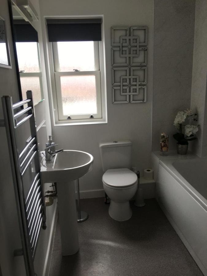 Comfortable Rooms With Live In Host, Walking Distance To The High St & More Glastonbury Exterior photo