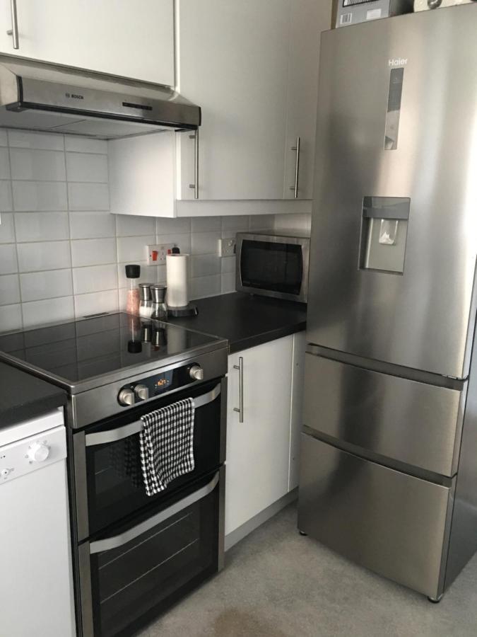 Comfortable Rooms With Live In Host, Walking Distance To The High St & More Glastonbury Exterior photo